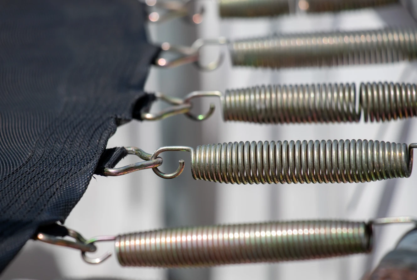 ぜんまいばねの仕組みとは?使い方・用途や直し方をご紹介